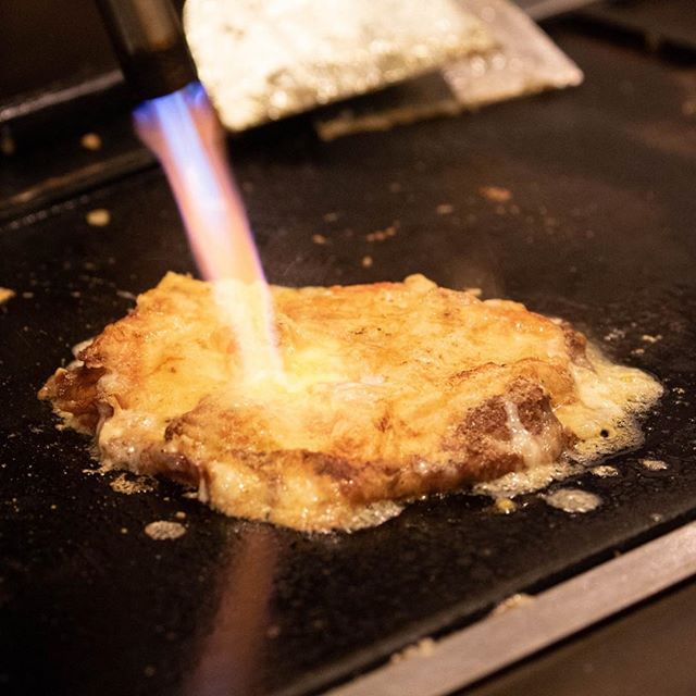 「颯走駆チーズ焼」 お店オススメの#チーズ焼き 。トマトとベーコンをじっくり焼いて甘みを最大限に引き出しました。チーズのコクととても合います。#颯走駆 #颯走駆さっそく #さっそく