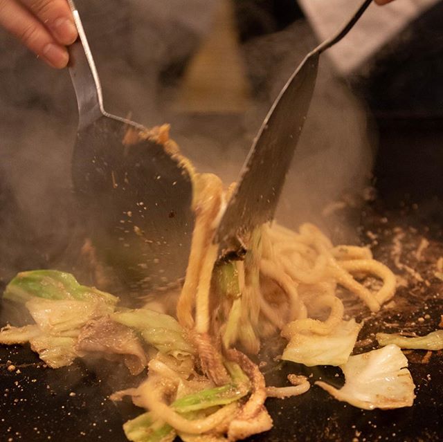お店こだわりの「#明太子焼きうどん」。たっぷりの野菜と明太子をうどんに絡めて焼き上げた逸品です。#颯走駆 #颯走駆さっそく #さっそく