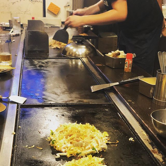 大阪市港区のお好み焼き店「颯走駆 さっそく」カウンター席で目の前で焼きあげるお好み焼き、鉄板焼きの数々をご堪能ください。#颯走駆 #颯走駆さっそく #さっそく #お好み焼き #鉄板焼き #大阪市港区